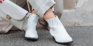 Beitragsbild des Blogbeitrags Trendreport: Weiße Boots kombinieren inkl. Outfit Inspiration*