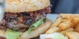 Beitragsbild des Blogbeitrags Salettl am Campus – Steaks und Burger inkl. Urlaubsfeeling