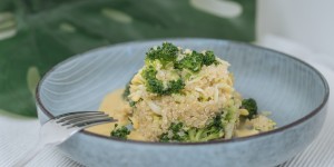Beitragsbild des Blogbeitrags Brokkoli-Quinoa Salat mit Honig-Senf Dressing 