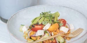 Beitragsbild des Blogbeitrags Linsensalat mit Avocado und Feta – perfekt für heiße Tage