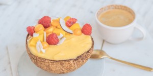 Beitragsbild des Blogbeitrags Mango Smoothie Bowl – gesundes Frühstück 