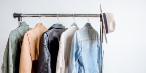 Beitragsbild des Blogbeitrags Kleiderschrank ausmisten: meine ultimativen Tipps für mehr Übersicht 