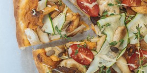 Beitragsbild des Blogbeitrags Veganer Flammkuchen mit Pilzen und Cashewcreme