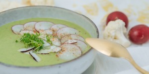 Beitragsbild des Blogbeitrags Blumenkohlsuppe mit Kokosmilch und Radieschen