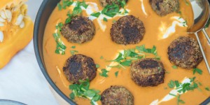 Beitragsbild des Blogbeitrags Vegane Fleischbällchen aus Linsen mit Kokos-Tomaten-Sauce