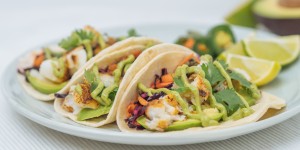 Beitragsbild des Blogbeitrags Einfache Fisch Tacos mit Rotkraut Slaw und Avocadocreme 