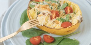 Beitragsbild des Blogbeitrags Spaghettikürbis aus dem Ofen mit cremiger Cashewfüllung – vegan und schnell