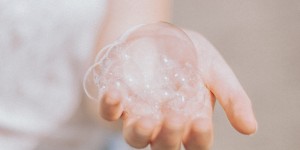 Beitragsbild des Blogbeitrags Strahlend schöne Haut: häufige Fehler bei der Gesichtsreinigung und Schritt für Schritt Anleitung