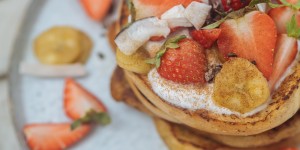 Beitragsbild des Blogbeitrags Veganer French Toast mit gebratenen Bananen*