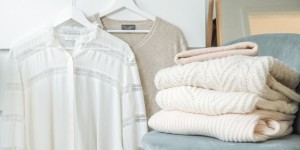 Beitragsbild des Blogbeitrags Empfindliche Kleidungsstücke richtig waschen: Pflegetipps für Seide, Kaschmir und Co. 