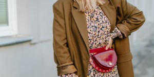 Beitragsbild des Blogbeitrags Blumenkleid im Winter kombinieren: Midikleid-Stylingtipps für kalte Tage
