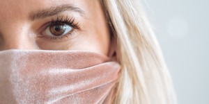 Beitragsbild des Blogbeitrags Covid-19 Mund-Nasen-Schutz selber machen: schnelles DIY für Personen mit kleinem Gesicht 