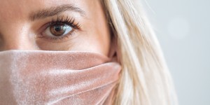 Beitragsbild des Blogbeitrags Covid-19 Mund-Nasen-Schutz selber machen: schnelles DIY für Personen mit kleinem Gesicht