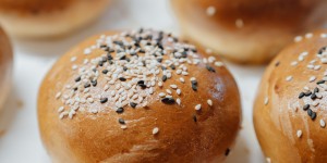 Beitragsbild des Blogbeitrags Burger Brötchen selber machen – so einfach gelingen Brioche Buns 