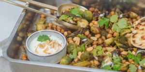 Beitragsbild des Blogbeitrags Marinierter Tamarind-Rosenkohl aus dem Ofen