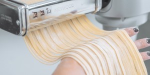 Beitragsbild des Blogbeitrags Nudeln selber machen – Tipps, Rezept und Tools für die perfekte Pasta