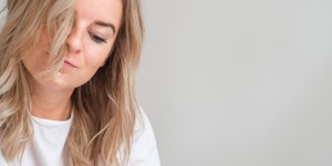 Beitragsbild des Blogbeitrags Mehr Fülle durch Haarverdichtung – Erfahrung mit Tape Extensions, Kosten und FAQ