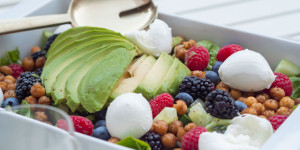 Beitragsbild des Blogbeitrags Bunter Salat mit Beeren und knusprigen Kichererbsen