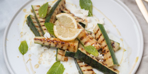 Beitragsbild des Blogbeitrags Gegrillte Zucchini mit Zitronen-Joghurt und Minze