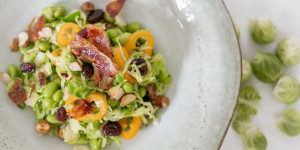 Beitragsbild des Blogbeitrags Kohlsprossen Salat mit Edamame und Cranberries 