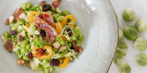 Beitragsbild des Blogbeitrags Kohlsprossen Salat mit Edamame und Cranberries
