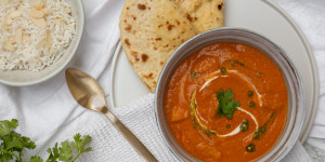 Beitragsbild des Blogbeitrags Butter Chicken mit Garlic Naan