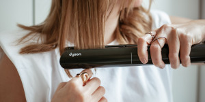 Beitragsbild des Blogbeitrags Dyson Corrale – ist der Haarglätter von Dyson das Geld wert?