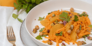 Beitragsbild des Blogbeitrags Karottensalat mit Pistazie und Orange