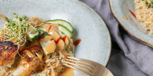 Beitragsbild des Blogbeitrags One Pot Chicken mit Erdnusssauce und Reis