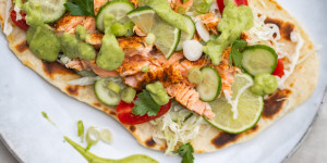 Beitragsbild des Blogbeitrags Naan mit Limetten-Krautsalat und Lachs