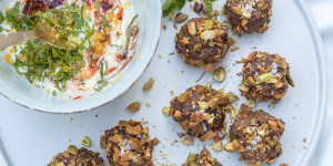 Beitragsbild des Blogbeitrags Orientalische Fleischbällchen mit Harissa Dip 