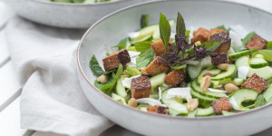 Beitragsbild des Blogbeitrags Asiatischer Gurkensalat mit Knuspertofu