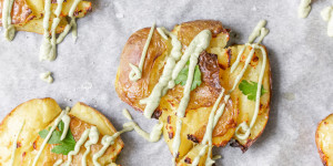 Beitragsbild des Blogbeitrags Quetschkartoffeln mit veganer Avocado Aioli