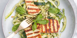 Beitragsbild des Blogbeitrags Pesto-Zoodles mit Halloumi