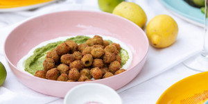 Beitragsbild des Blogbeitrags Panierte Oliven mit Chili-Joghurt-Dip