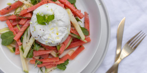 Beitragsbild des Blogbeitrags Burrata mit Wassermelone und Apfel