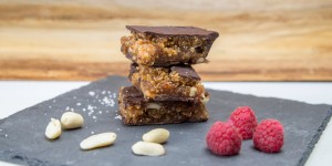 Beitragsbild des Blogbeitrags Healthy Snickers – Genuss ohne Reue