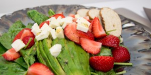 Beitragsbild des Blogbeitrags Babyspinat-Salat mit Erdbeeren und Mohndressing 