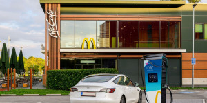 Beitragsbild des Blogbeitrags McDonalds Österreich baut E-Ladestationen 