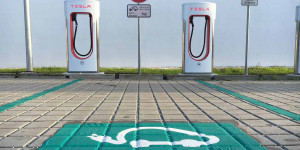 Beitragsbild des Blogbeitrags Es geht los: Tesla testet die Öffnung des Supercharger-Netzwerkes