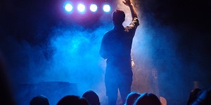 Beitragsbild des Blogbeitrags Lieder über Kühe und Holzhacker
