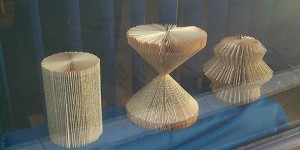 Beitragsbild des Blogbeitrags Papierkunst aus alten Büchern