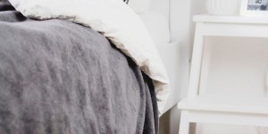 Beitragsbild des Blogbeitrags DIY: Decke mit Pompons selber machen 