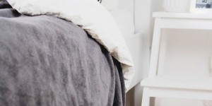 Beitragsbild des Blogbeitrags DIY: Decke mit Pompons selber machen