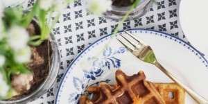Beitragsbild des Blogbeitrags Osterfrühstück mit Greengate: Karottenwaffeln mit Frischkäse 