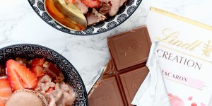 Beitragsbild des Blogbeitrags Lindt Creation Macaron: Nicecream mit frischen Erdbeeren und Schokostückchen