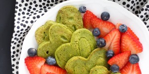 Beitragsbild des Blogbeitrags Protein Matcha Pancakes in Herzform