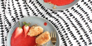 Beitragsbild des Blogbeitrags Topfennockerl mit Bröseln und Erdbeersauce