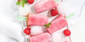 Beitragsbild des Blogbeitrags Himbeer-Kokos-Eis am Stiel selber machen