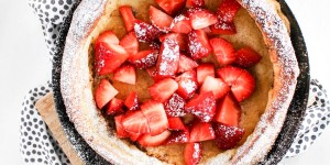 Beitragsbild des Blogbeitrags Fluffiger Ofenpfannkuchen mit Erdbeeren – Dutch Baby Pancake